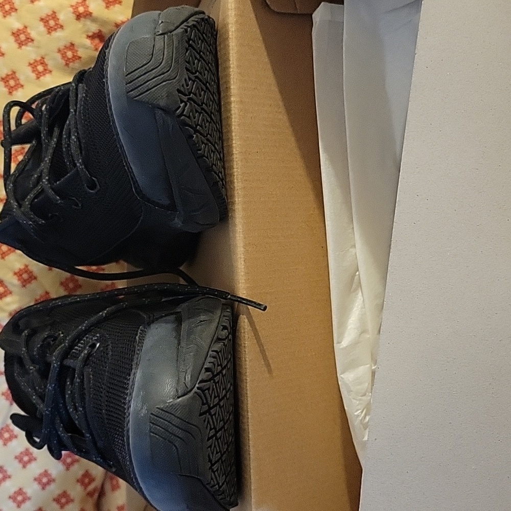 Sneakers - Picture 6 of 7